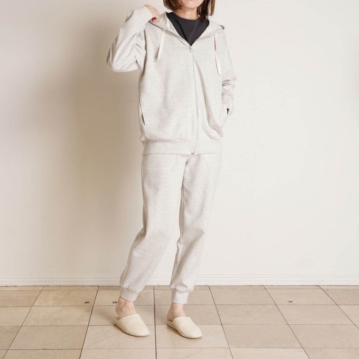 【ホワイト】ダンボールニットフルジップスウェットフーディ <PERFORMANCE> (MENS) パーカー ストレッチ ダンボールニット 袖ロゴパッチ フルジップ 長袖